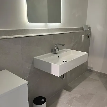 Apartment Sunny With 2 Bedrooms, Wifi, Terrace, Close To And Messe