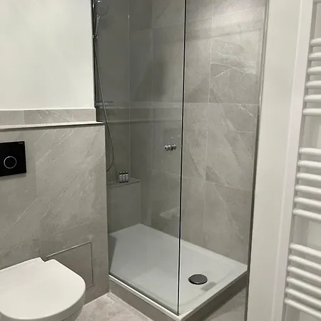 Sunny With 2 Bedrooms, Wifi, Terrace, Close To And Messe Apartment